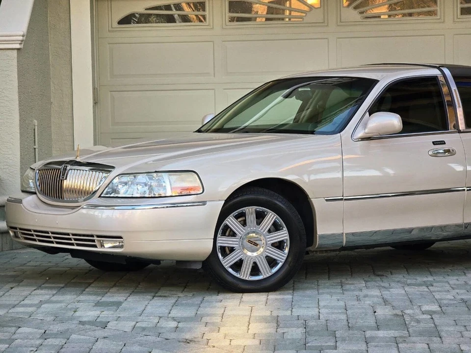 2003 Lincoln Town Car - Image 2 of 21