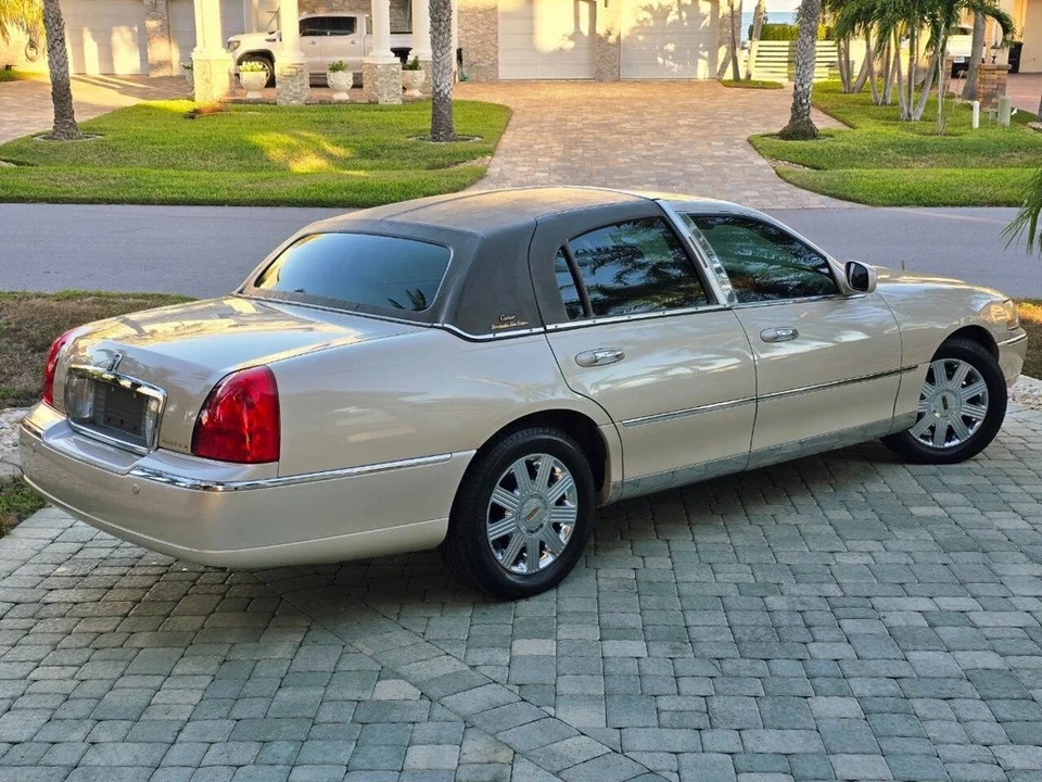 2003 Lincoln Town Car - Image 8 of 21