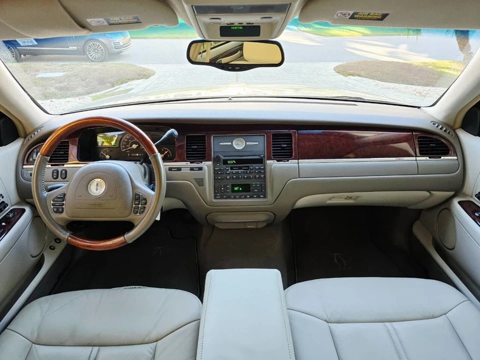 2003 Lincoln Town Car - Image 14 of 21