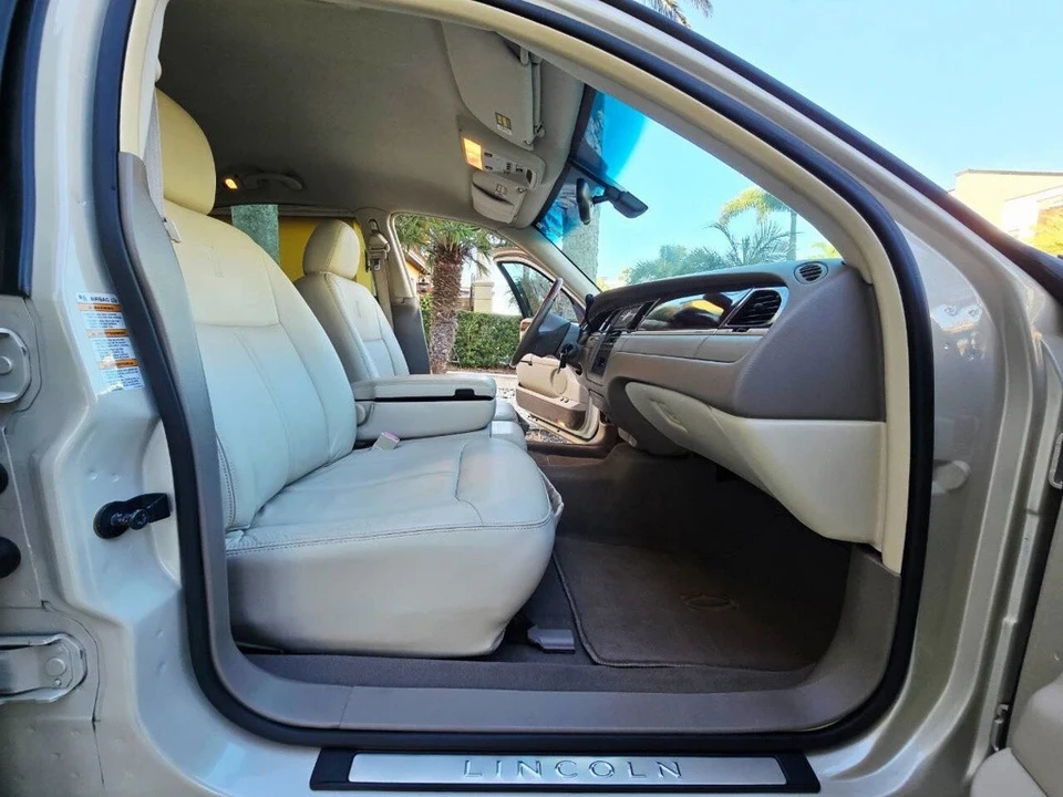 2003 Lincoln Town Car - Image 19 of 21