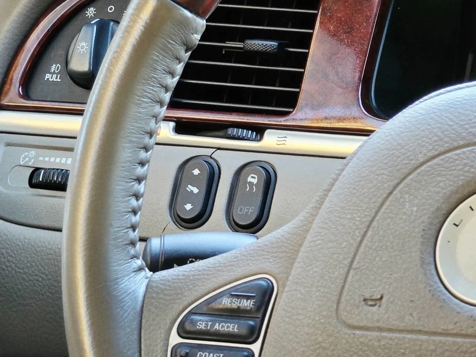 2003 Lincoln Town Car - Image 16 of 21