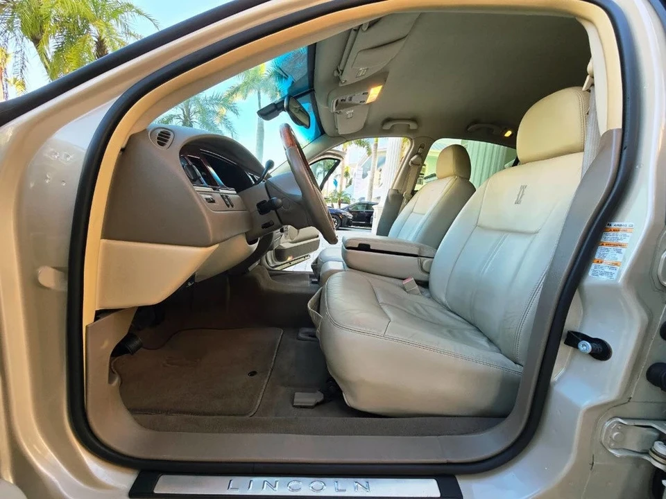 2003 Lincoln Town Car - Image 17 of 21