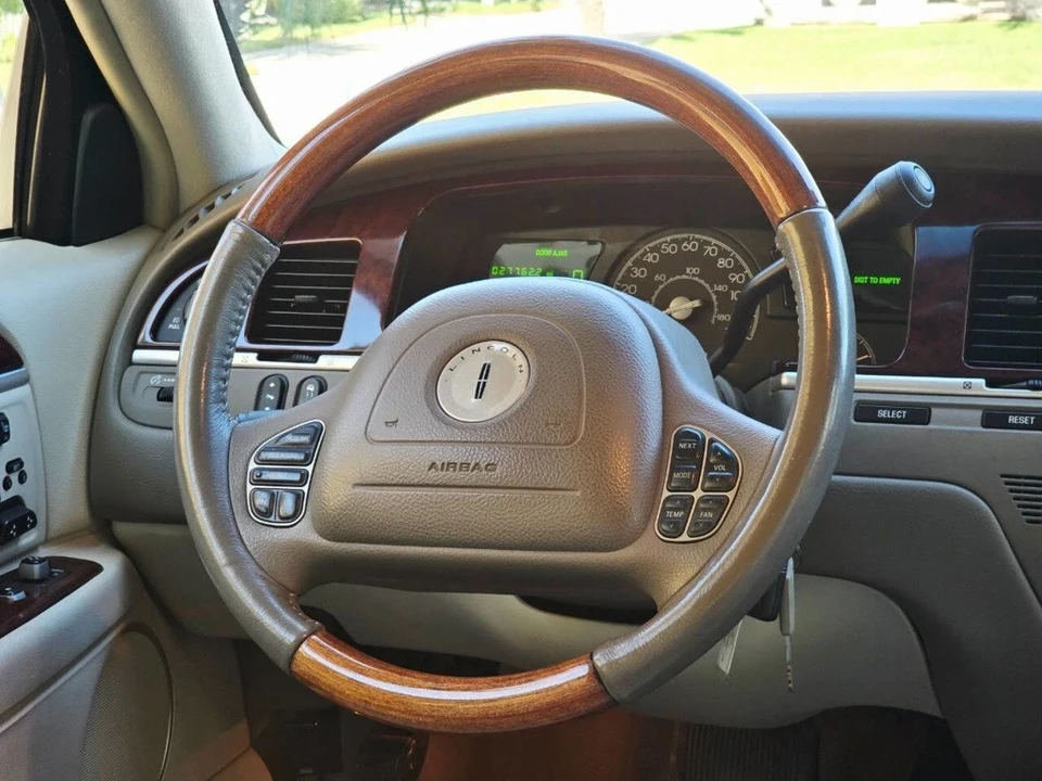 2003 Lincoln Town Car - Image 15 of 21