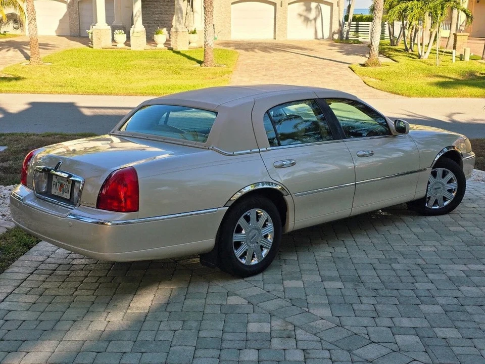 2003 Lincoln Town Car - Image 7 of 21