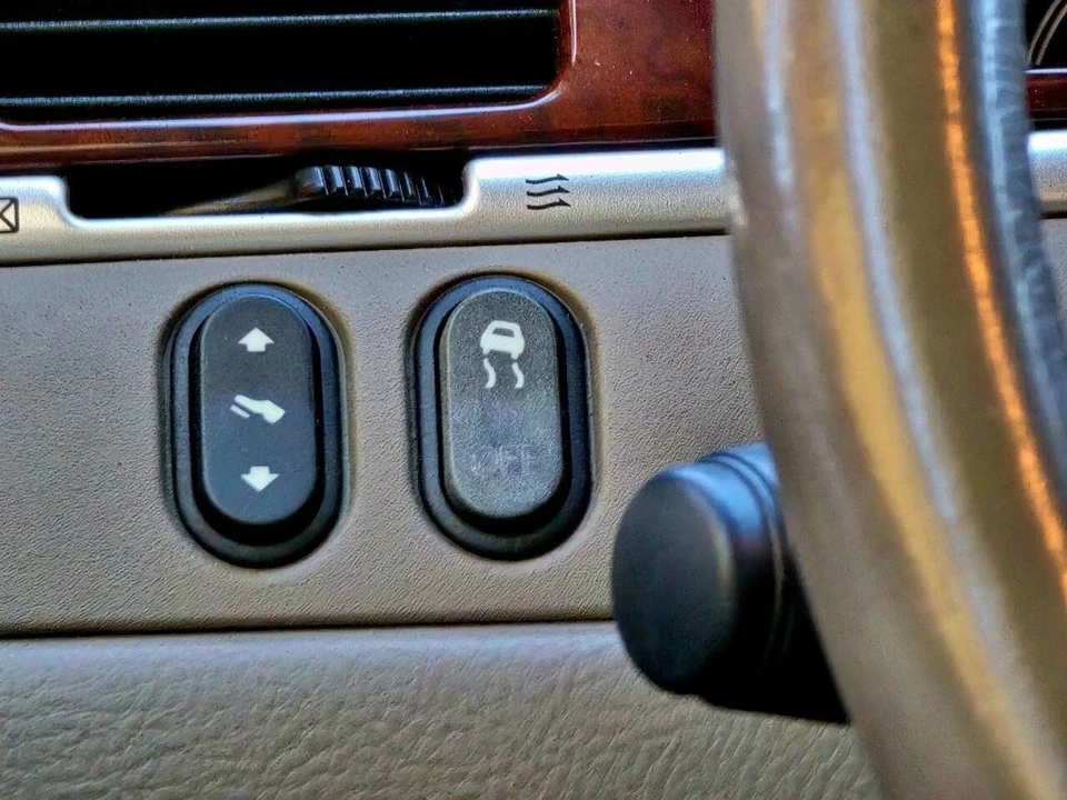 2003 Lincoln Town Car - Image 17 of 21