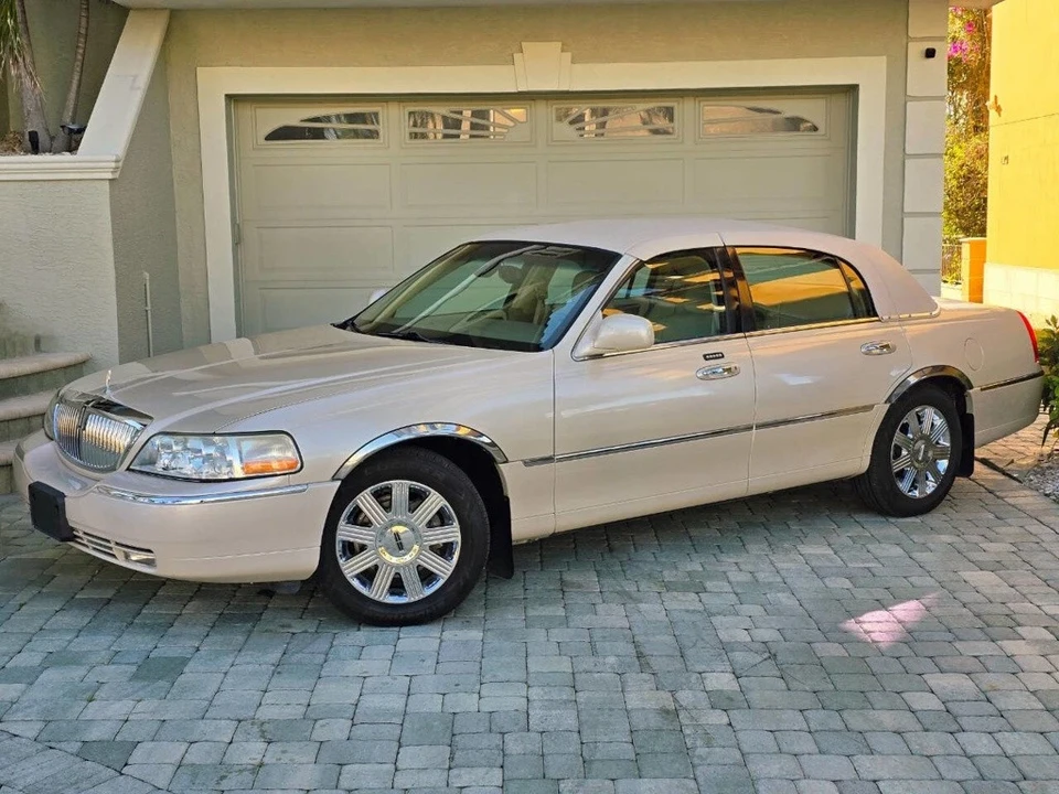 2003 Lincoln Town Car - Image 4 of 21
