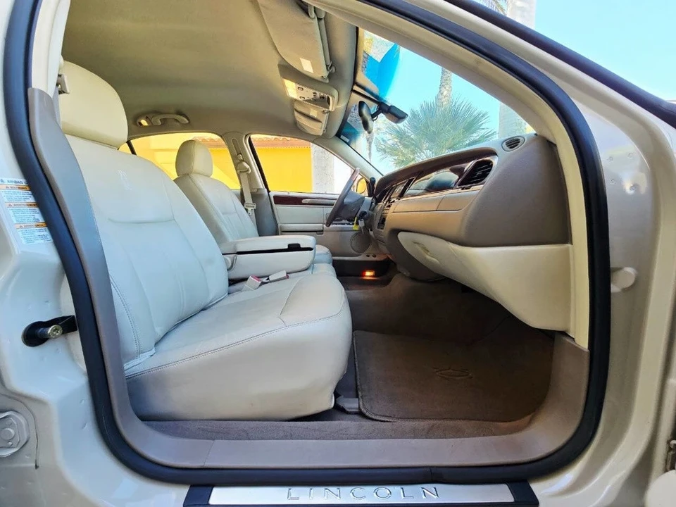 2003 Lincoln Town Car - Image 20 of 21