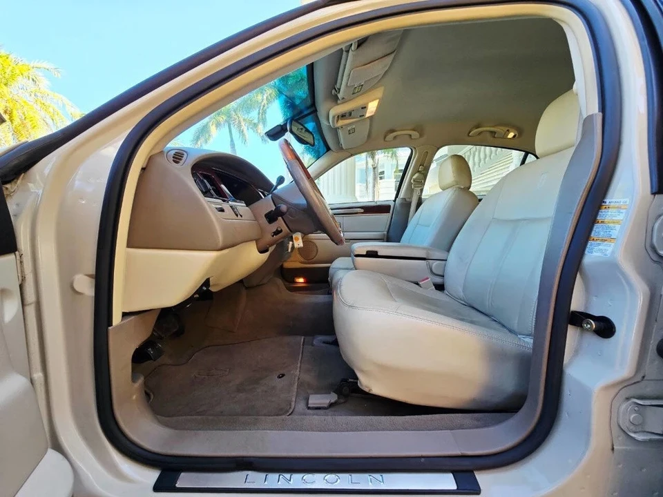 2003 Lincoln Town Car - Image 18 of 21