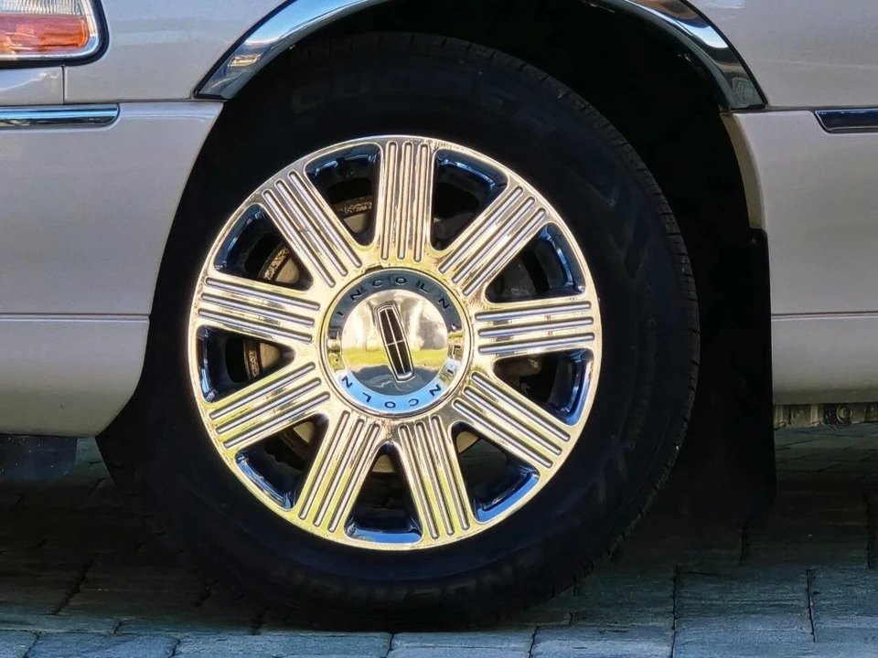 2003 Lincoln Town Car - Image 3 of 21