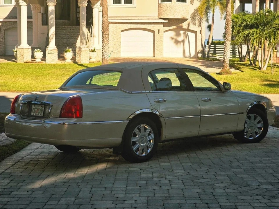 2003 Lincoln Town Car - Image 5 of 21