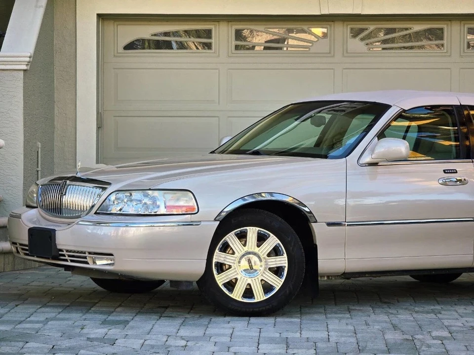2003 Lincoln Town Car - Image 2 of 21