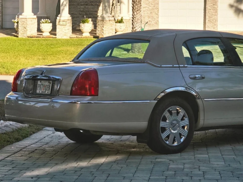2003 Lincoln Town Car - Image 6 of 21