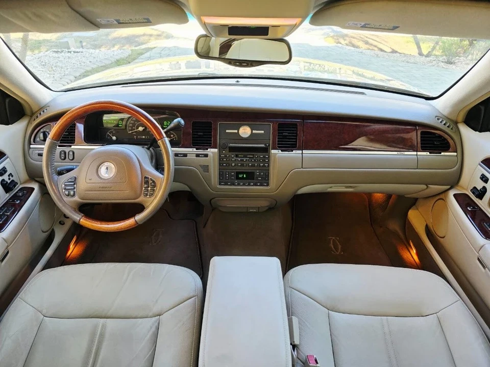 2003 Lincoln Town Car - Image 14 of 21
