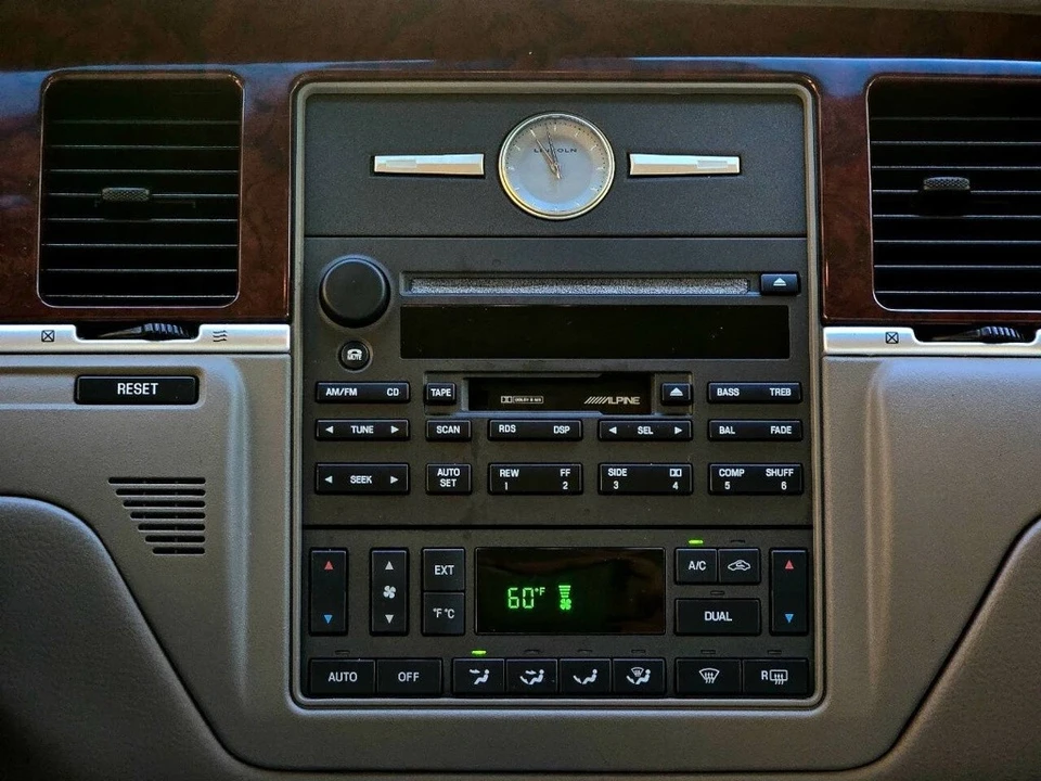 2003 Lincoln Town Car - Image 16 of 21