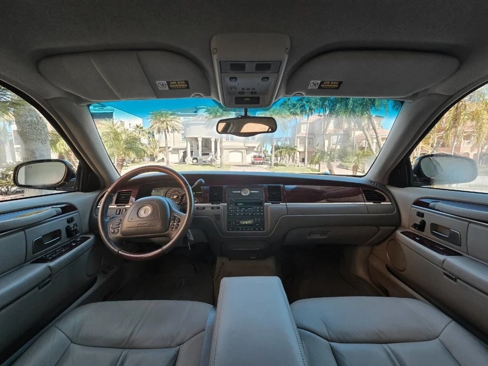 2003 Lincoln Town Car - Image 14 of 21