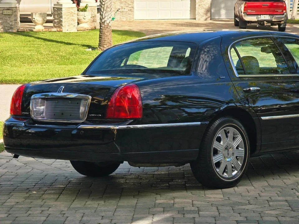 2003 Lincoln Town Car - Image 6 of 21