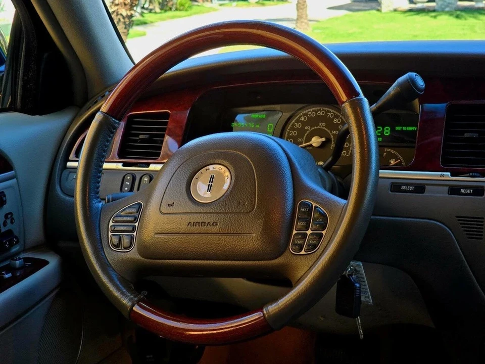 2003 Lincoln Town Car - Image 18 of 21