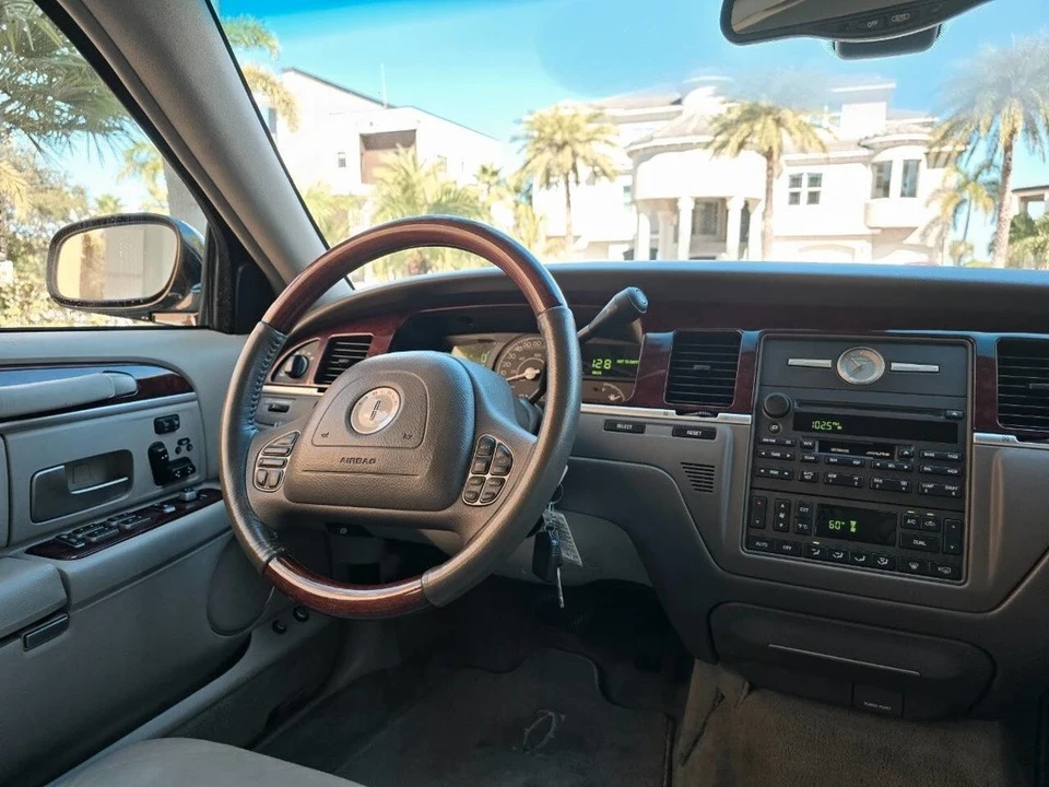 2003 Lincoln Town Car - Image 17 of 21