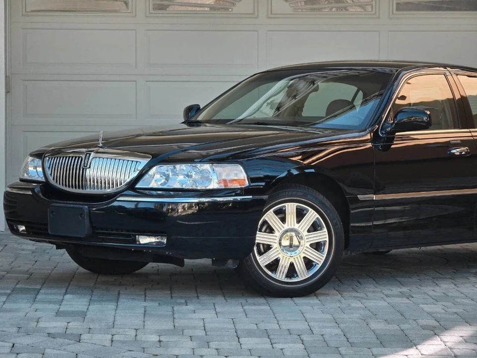 2003 Lincoln Town Car - Image 2 of 21