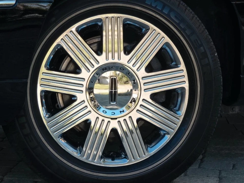 2003 Lincoln Town Car - Image 3 of 21