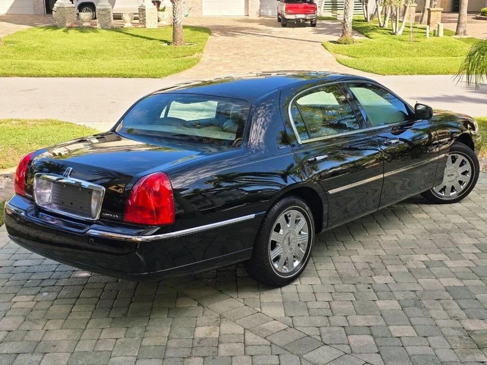 2003 Lincoln Town Car - Image 8 of 21