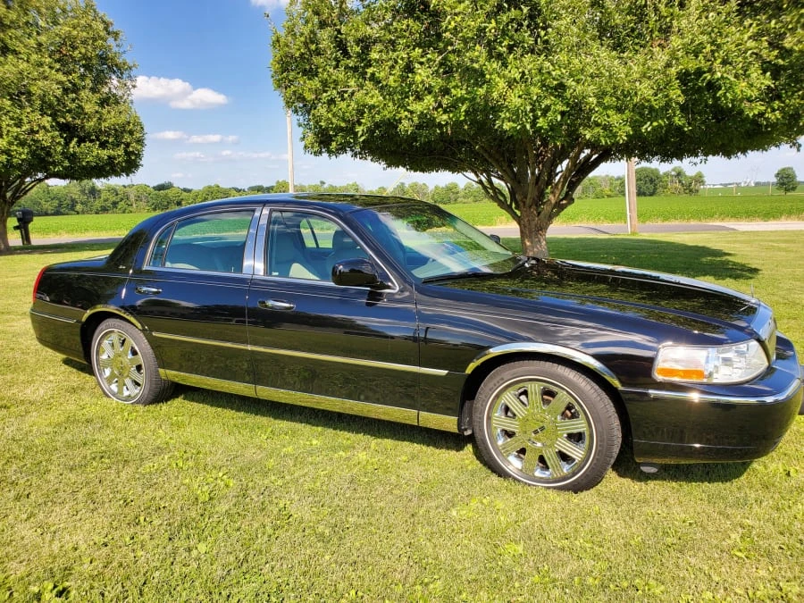 2003 Lincoln Town Car - Image 2 of 10