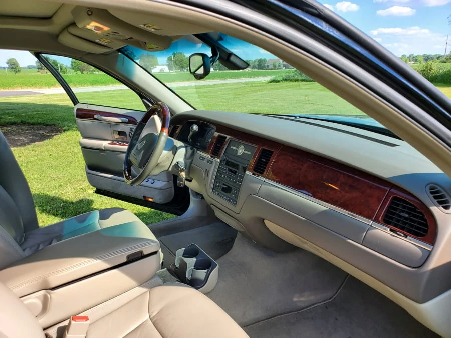 2003 Lincoln Town Car - Image 4 of 10