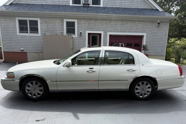 2003 Lincoln Town Car - Image 3 of 8