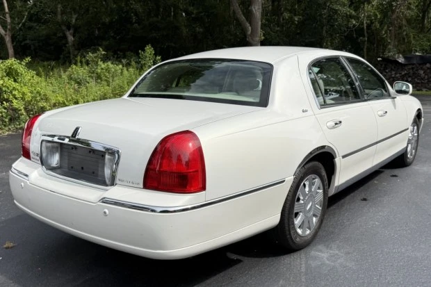 2003 Lincoln Town Car - Image 2 of 8