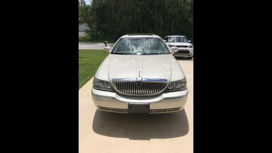 2003 Lincoln Town Car - Image 8 of 10