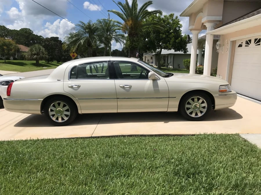 2003 Lincoln Town Car - Image 10 of 10