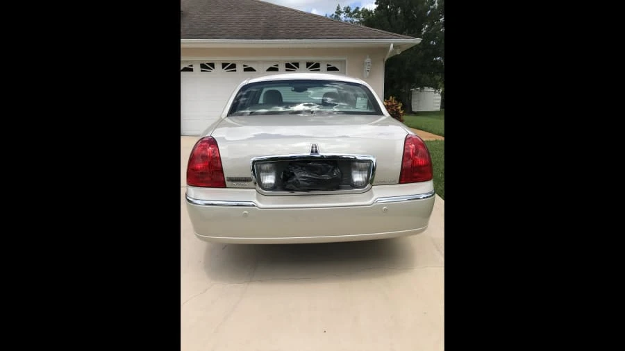 2003 Lincoln Town Car - Image 9 of 10