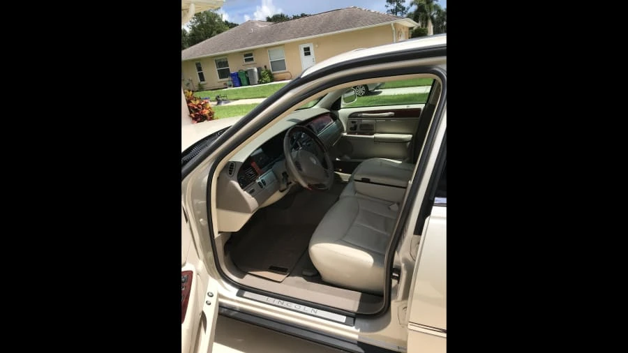 2003 Lincoln Town Car - Image 2 of 10
