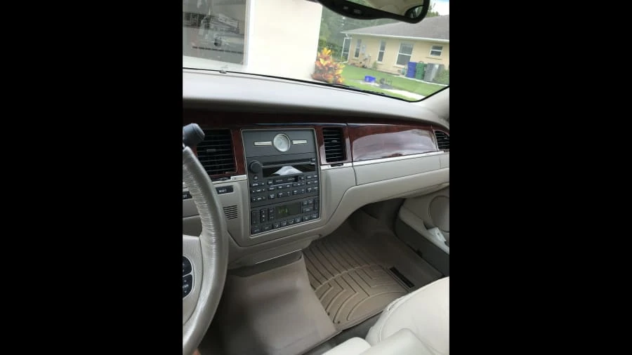 2003 Lincoln Town Car - Image 5 of 10