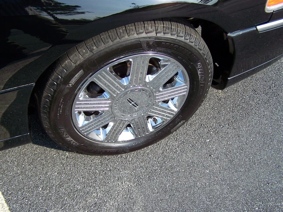 2003 Lincoln Town Car - Image 13 of 21