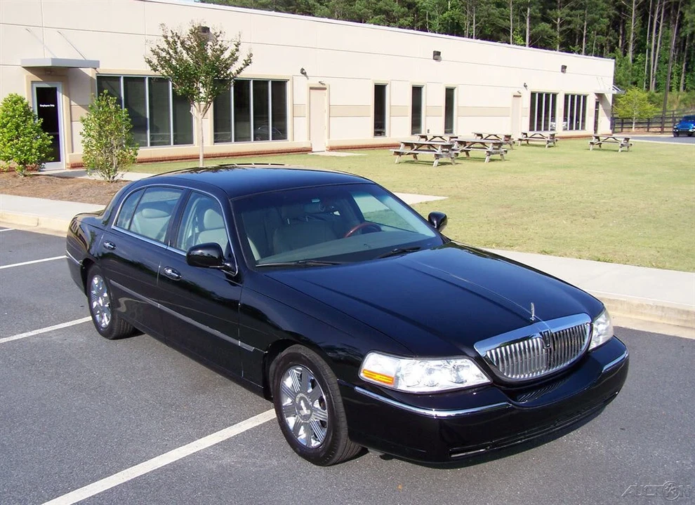 2003 Lincoln Town Car - Image 3 of 12