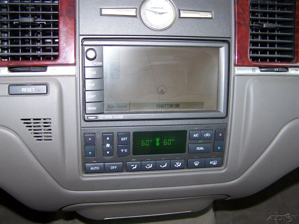 2003 Lincoln Town Car - Image 15 of 21