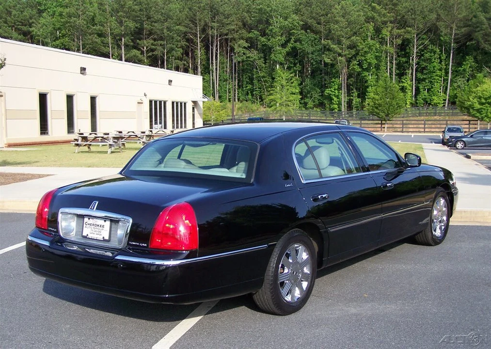 2003 Lincoln Town Car - Image 2 of 12