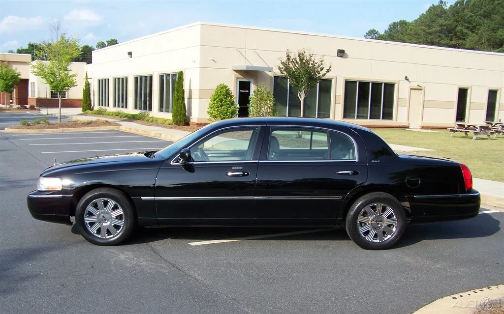 2003 Lincoln Town Car - Image 6 of 12