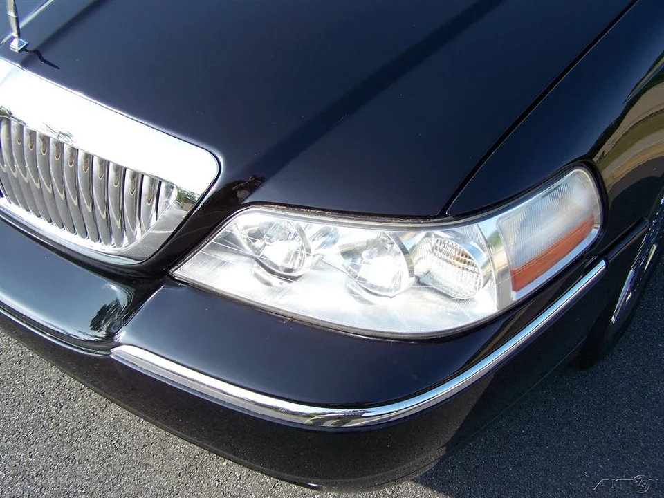 2003 Lincoln Town Car - Image 18 of 21