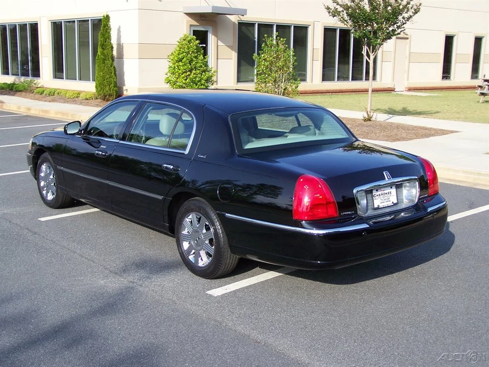 2003 Lincoln Town Car - Image 4 of 12