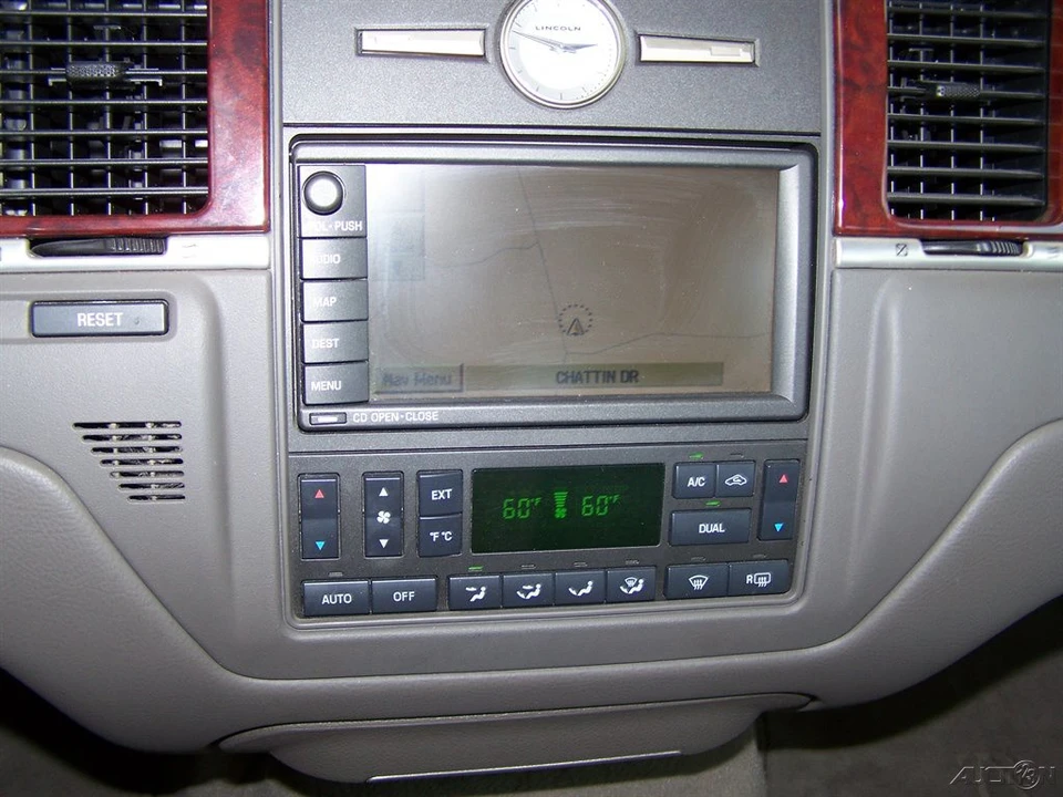 2003 Lincoln Town Car - Image 15 of 21