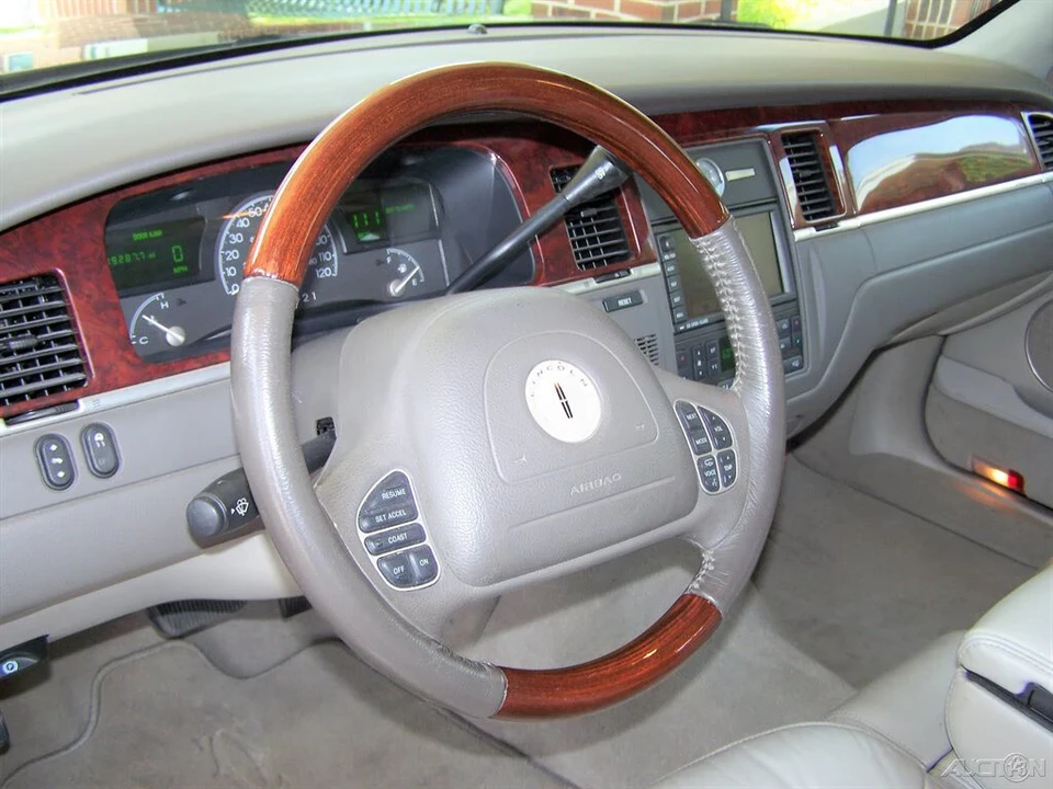 2003 Lincoln Town Car - Image 14 of 21