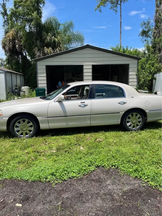 2003 Lincoln Town Car - Image 3 of 11