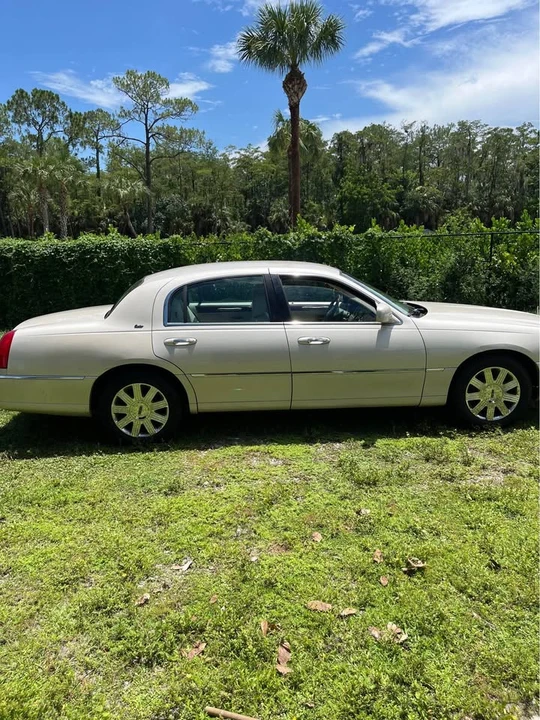 2003 Lincoln Town Car - Image 5 of 11