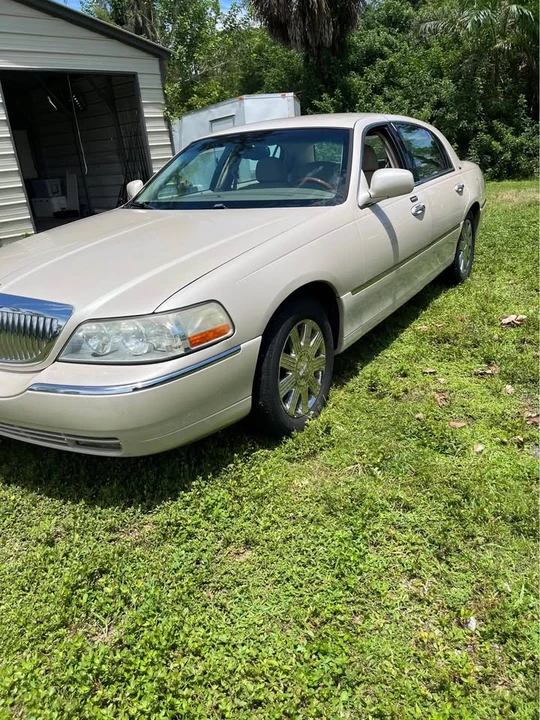 2003 Lincoln Town Car - Image 2 of 11
