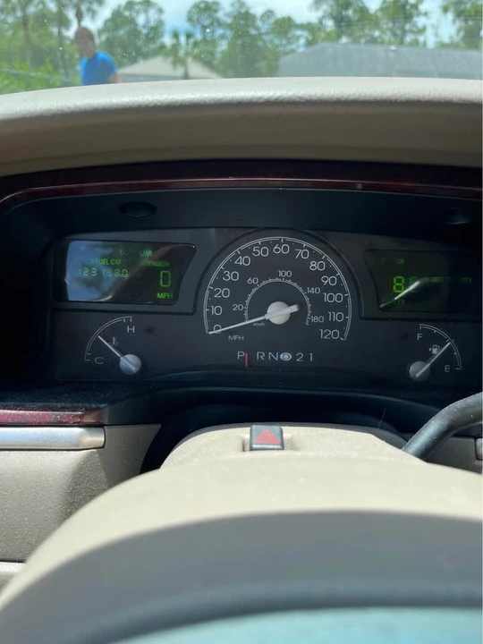 2003 Lincoln Town Car - Image 7 of 11