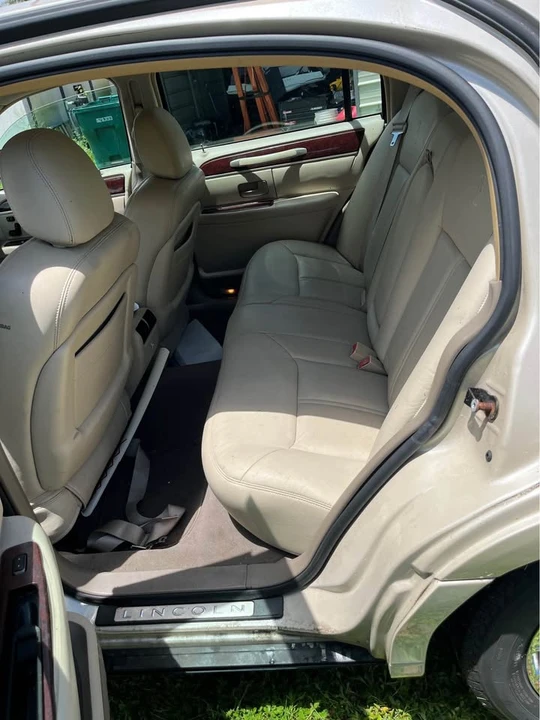 2003 Lincoln Town Car - Image 9 of 11
