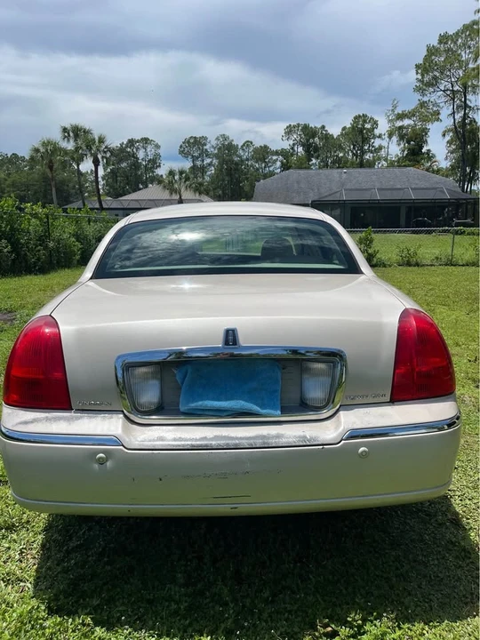 2003 Lincoln Town Car - Image 4 of 11