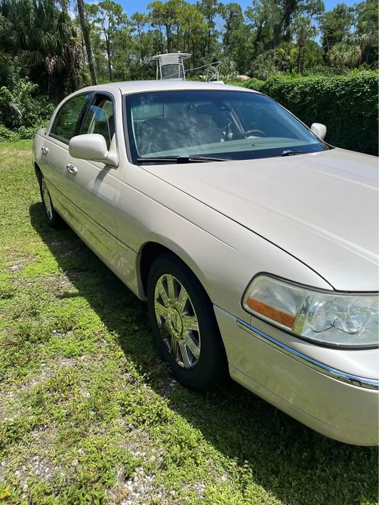 2003 Lincoln Town Car - Image 6 of 11